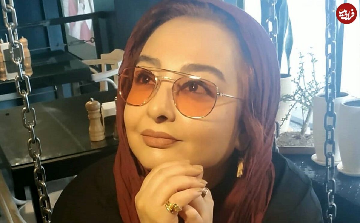 قاب زمان و تاریخ| «ماهایا پطروسیان» کنار پ ش یک سینما سال 79 عکس| سفر در زمان؛ «ماهایا پطروسیان» در کنار پدرش در یک سینما؛ سال 79