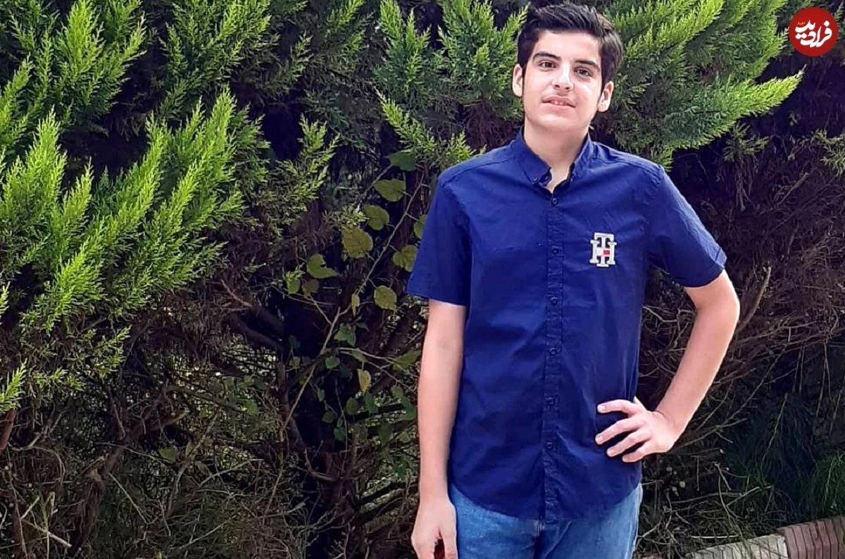 سفر زمان| عکس| سفر در زمان؛ «جواد» سریال بچه مهندس 2 در آغوش سعید آقاخانی؛ اواخر دهه 80 عکس| سفر در زمان؛ «جواد» سریال بچه مهندس 2 در آغوش سعید آقاخانی؛ اواخر دهه 80