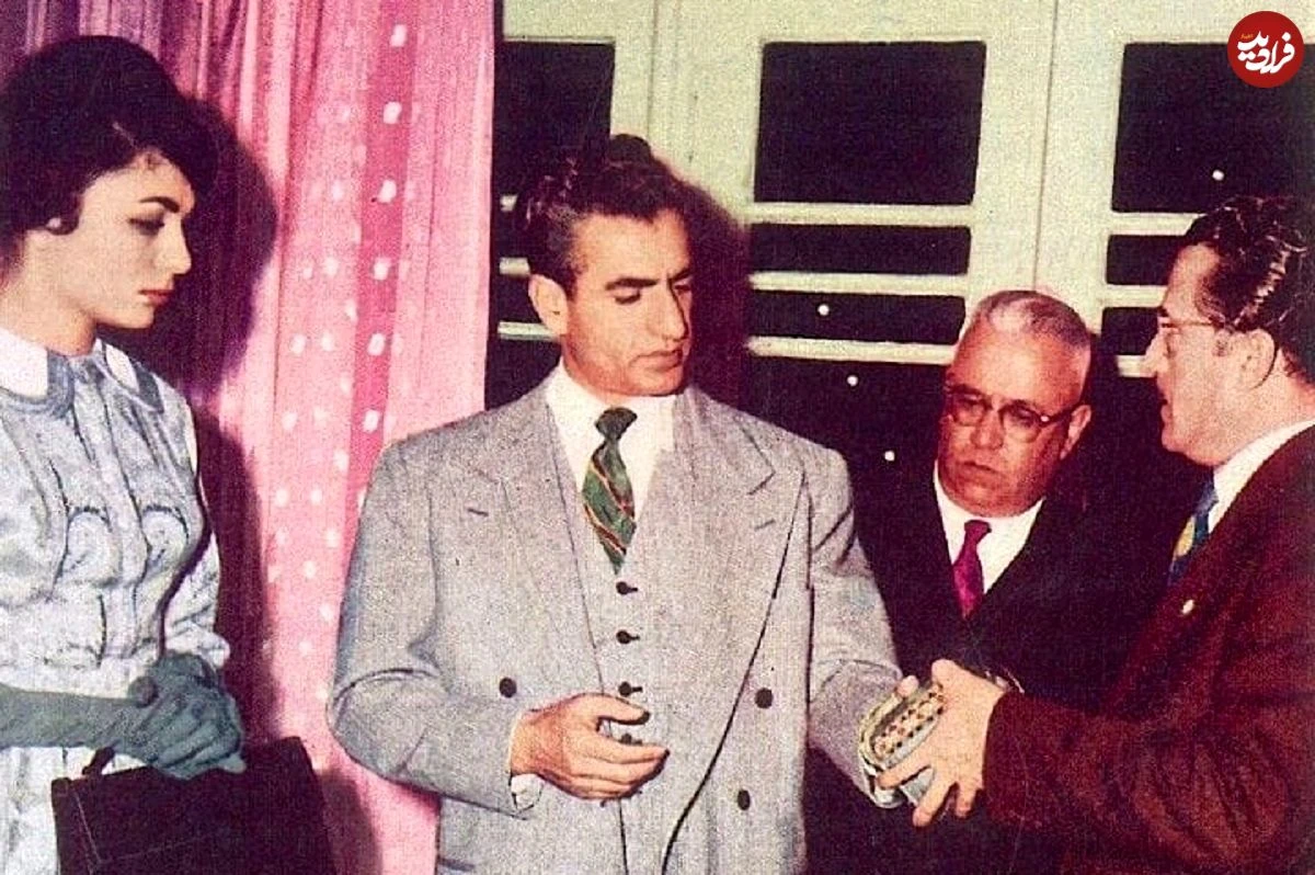 سفر زمان| عکس| سفر در زمان؛ «محمدرضا پهلوی» در مراسم ازدواج دختر بزرگ اش؛ سال 1336 عکس| سفر در زمان؛ «محمدرضا پهلوی» در مراسم ازدواج دختر بزرگ اش؛ سال 1336