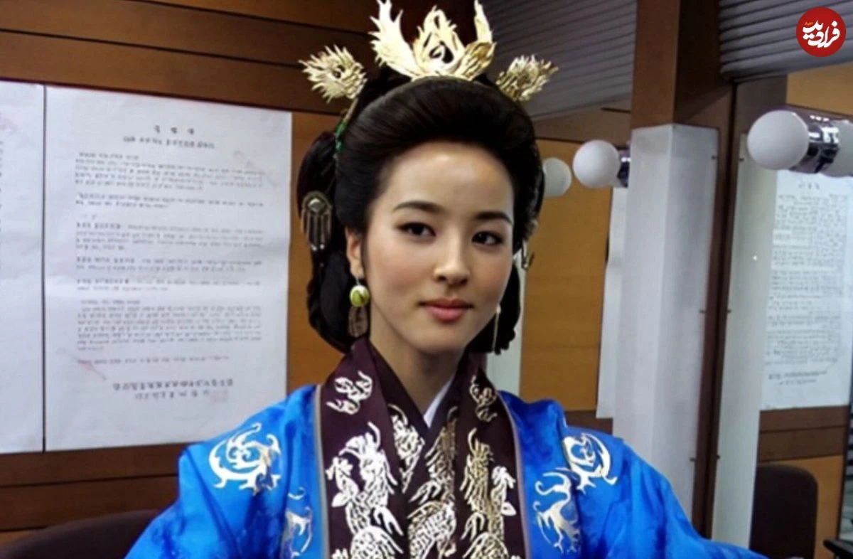 عکس| سفر در زمان؛ «سوسانو» در حال مرتب کردن موهایش در پشت صحنه سریال جومونگ؛ سال 1384