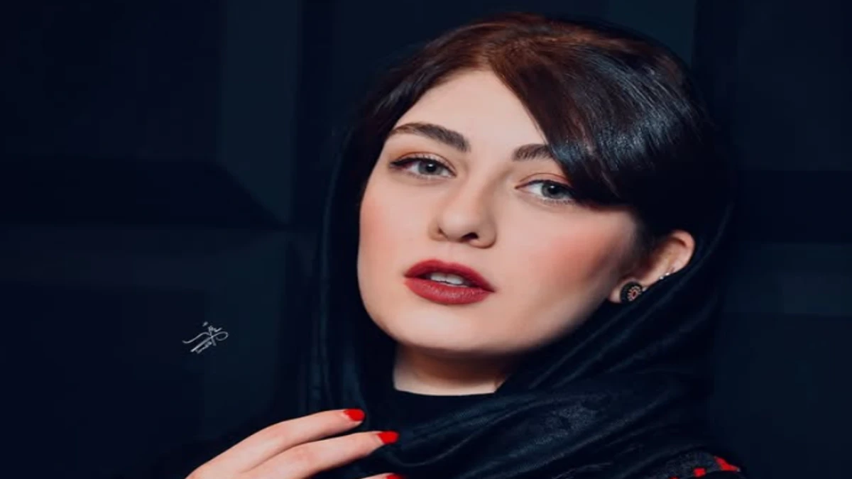 سفر زمان | عکسی مدلینگ جذاب و خاص الیکا ناصری با مدل مانتو های دخترونه و عروسکی سفر زمان | عکسی مدلینگ جذاب و خاص الیکا ناصری با مدل مانتو های دخترونه و عروسکی