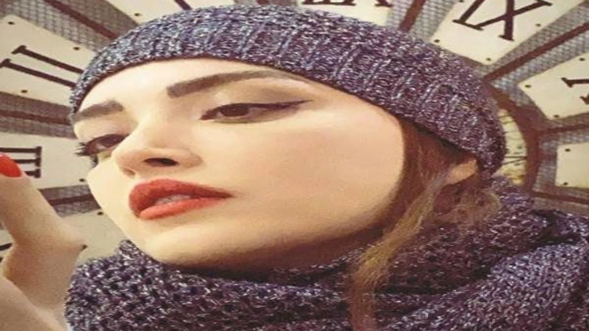 سفر زمان | استایل جدید و متفاوت بهنوش طباطبایی بازیگر سینما و تلویزیون با شعری معنادار 