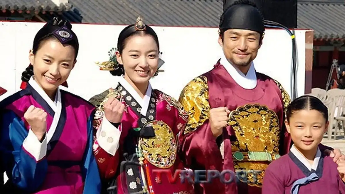 تصویرزمان| عکس یادگاری امپراتور سوکجونگ و بانو جانگ با طرفداران در پشتصحنه سریال «دونگیی» تصویرزمان| عکس یادگاری امپراتور سوکجونگ و بانو جانگ با طرفداران در پشتصحنه سریال «دونگیی»