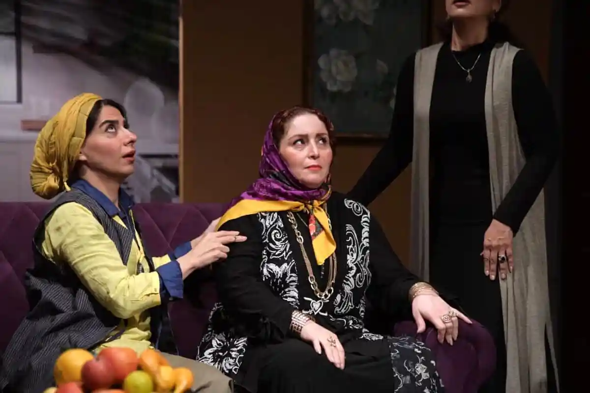عکس جذاب از چهره عجیب ژاله صامتی در اجرای نمایش محبوبه ها نمایشمحبوبهها