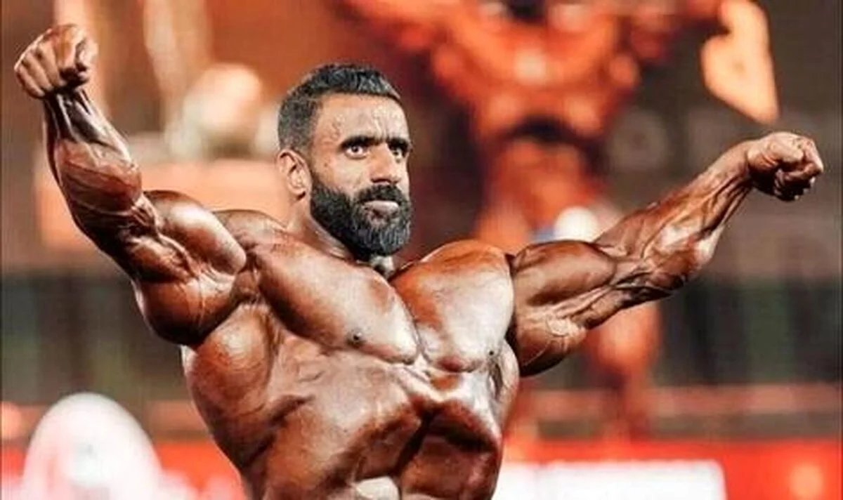 سفر زمان | تیپ متفاوت هادی چوپان و خانوادهاش در کشتی اماراتی سفر زمان | تیپ متفاوت هادی چوپان و خانوادهاش در کشتی اماراتی