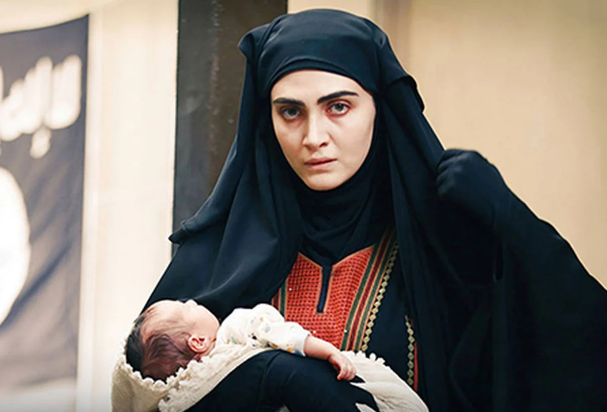 سفر زمان | خانم بازیگر سریال سقوط با تیپی بسیار متفاوت!