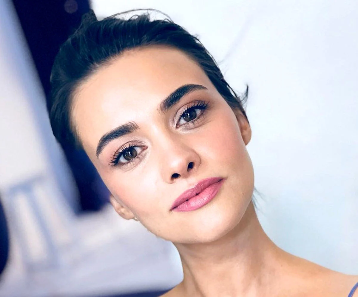 سفر زمان | تیپ متفاوت هانده سورال در کنار دریا