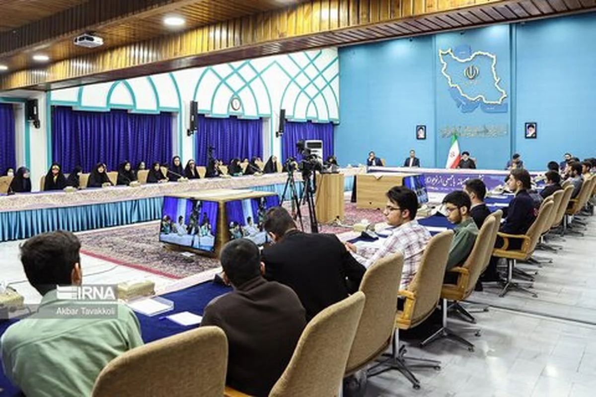 سفر زمان | تیپ و مدل موی متفاوت مهمان رئیسی سوژه شد