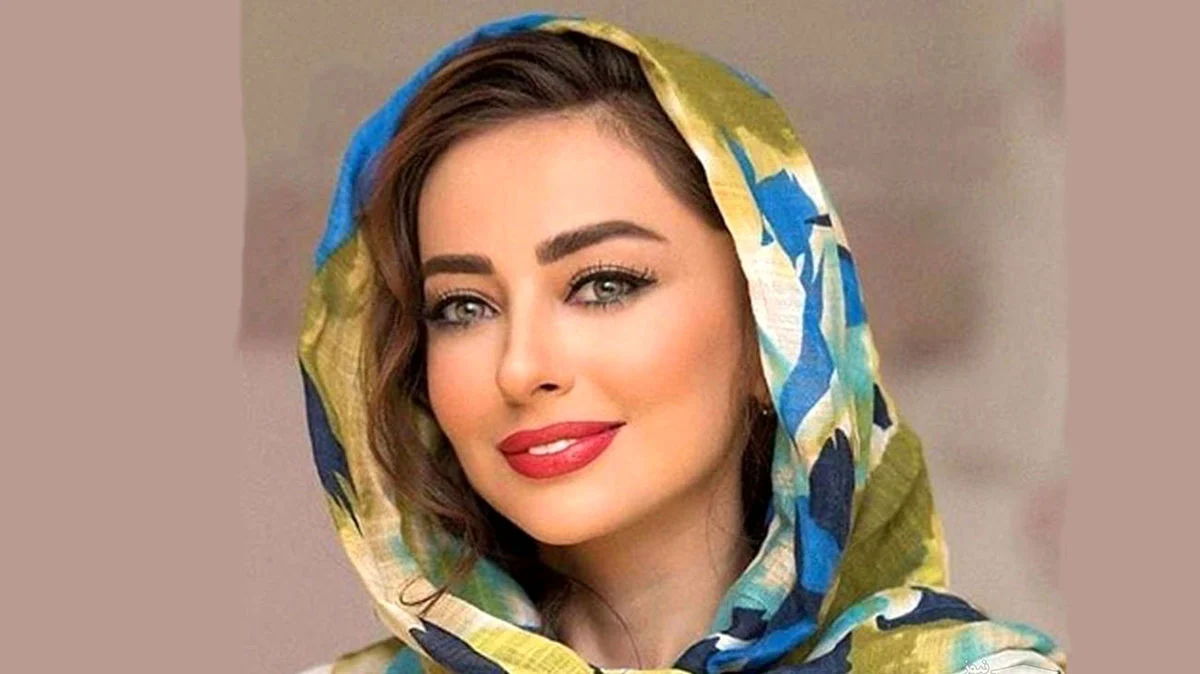 سفر زمان | پوشش خیلی متفاوت خانم بازیگر روی آنتن زنده! سفر زمان | پوشش خیلی متفاوت خانم بازیگر روی آنتن زنده!