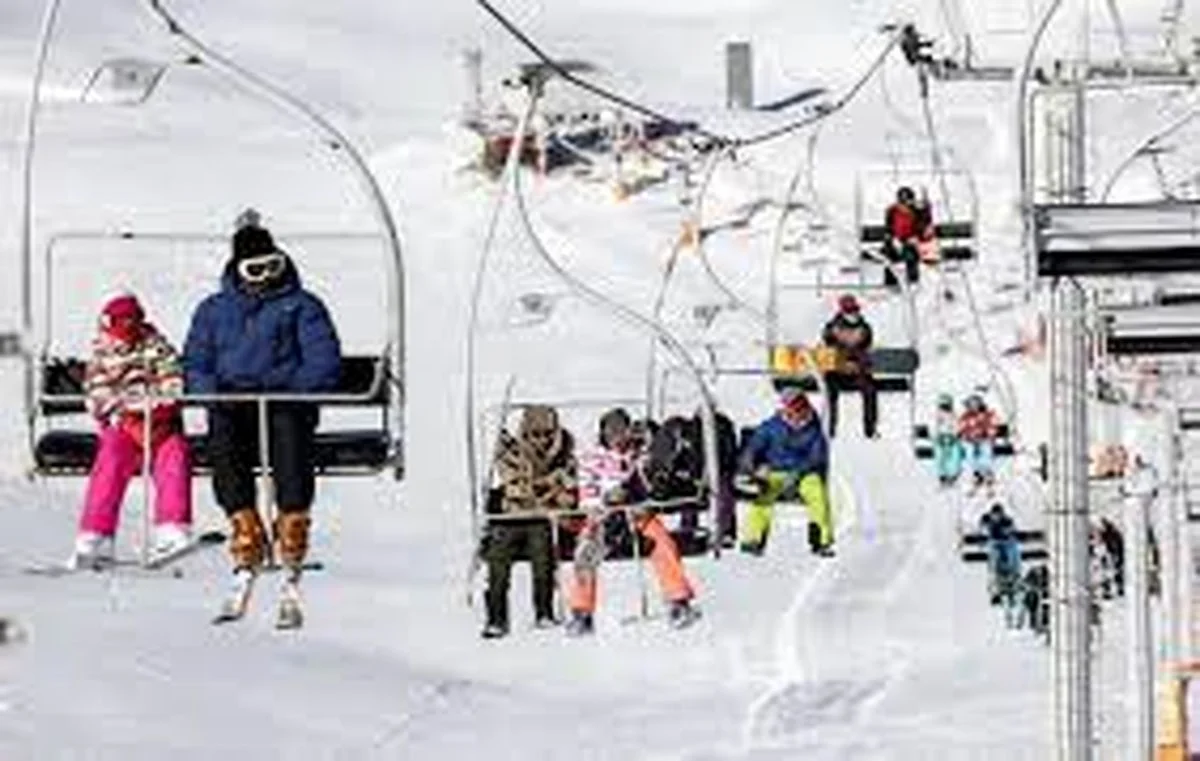 سفر زمان | عکسی از تیپ متفاوت دو خانم در تله‌کابین توچال