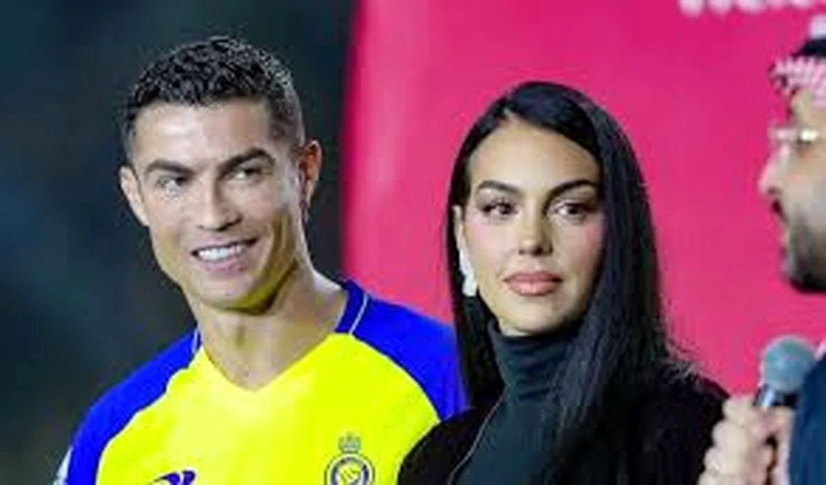 سفر زمان | تیپ متفاوت جورجینا در خیابان‌های عربستان