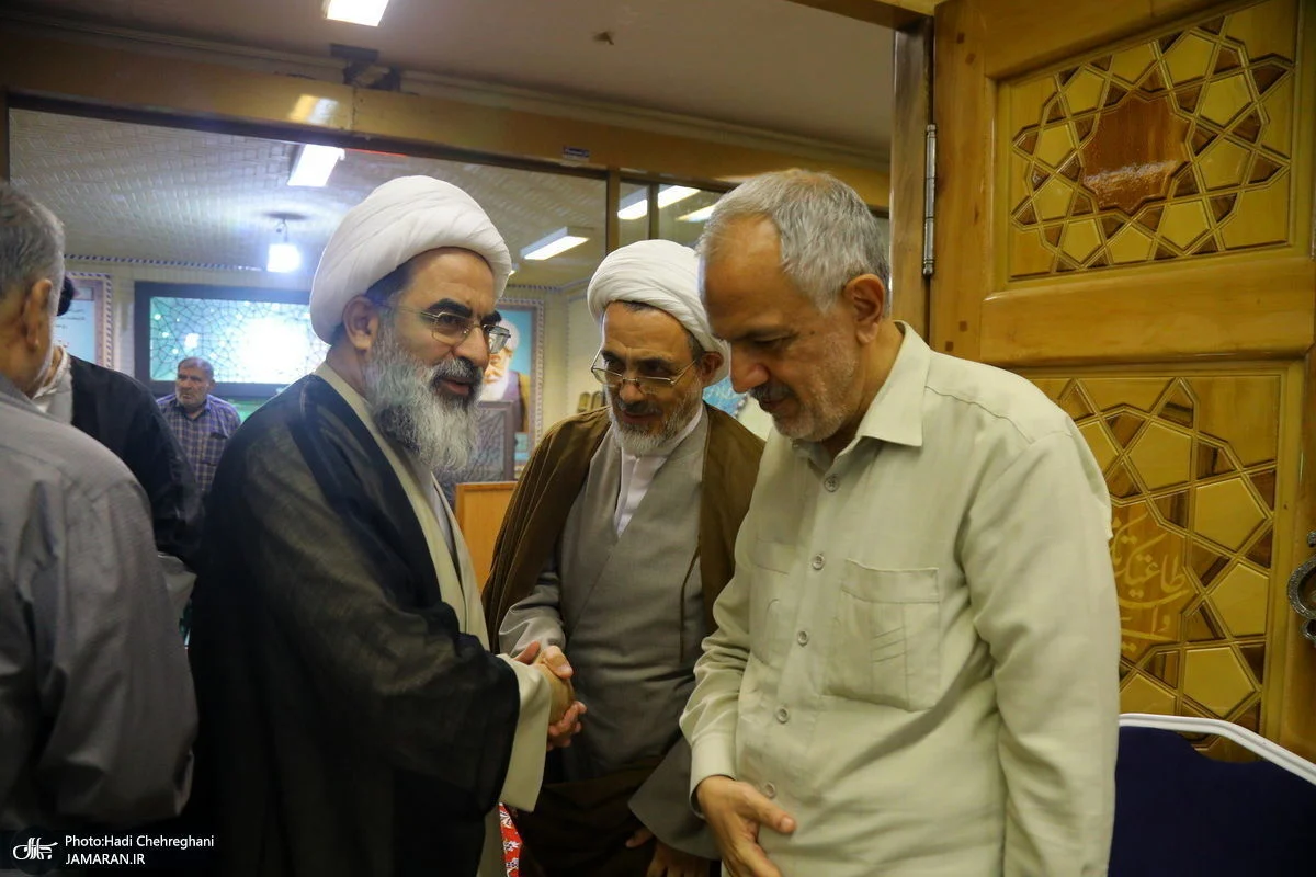 تاریخ چهره ها| عکسی از تیپ متفاوت وزیر خاتمی در ختم مادرش آبان ۱۴۰۴