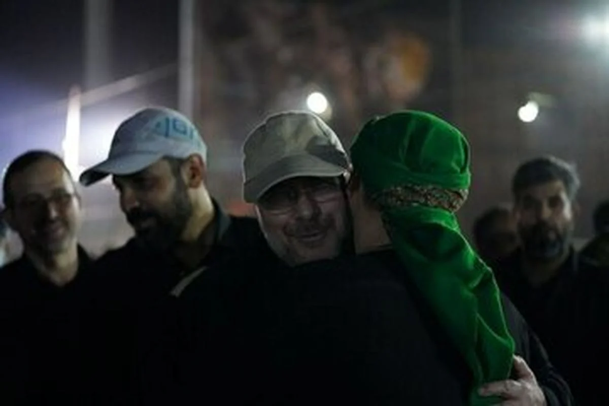 تاریخ چهره ها| تیپ متفاوت قالیباف در جمع موکب داران اربعین آبان ۱۴۰۴