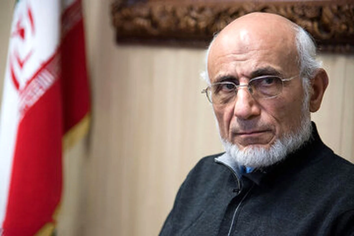 تاریخ چهره ها| عکسی از تیپ متفاوت میرسلیم در صحن مجلس آبان ۱۴۰۴