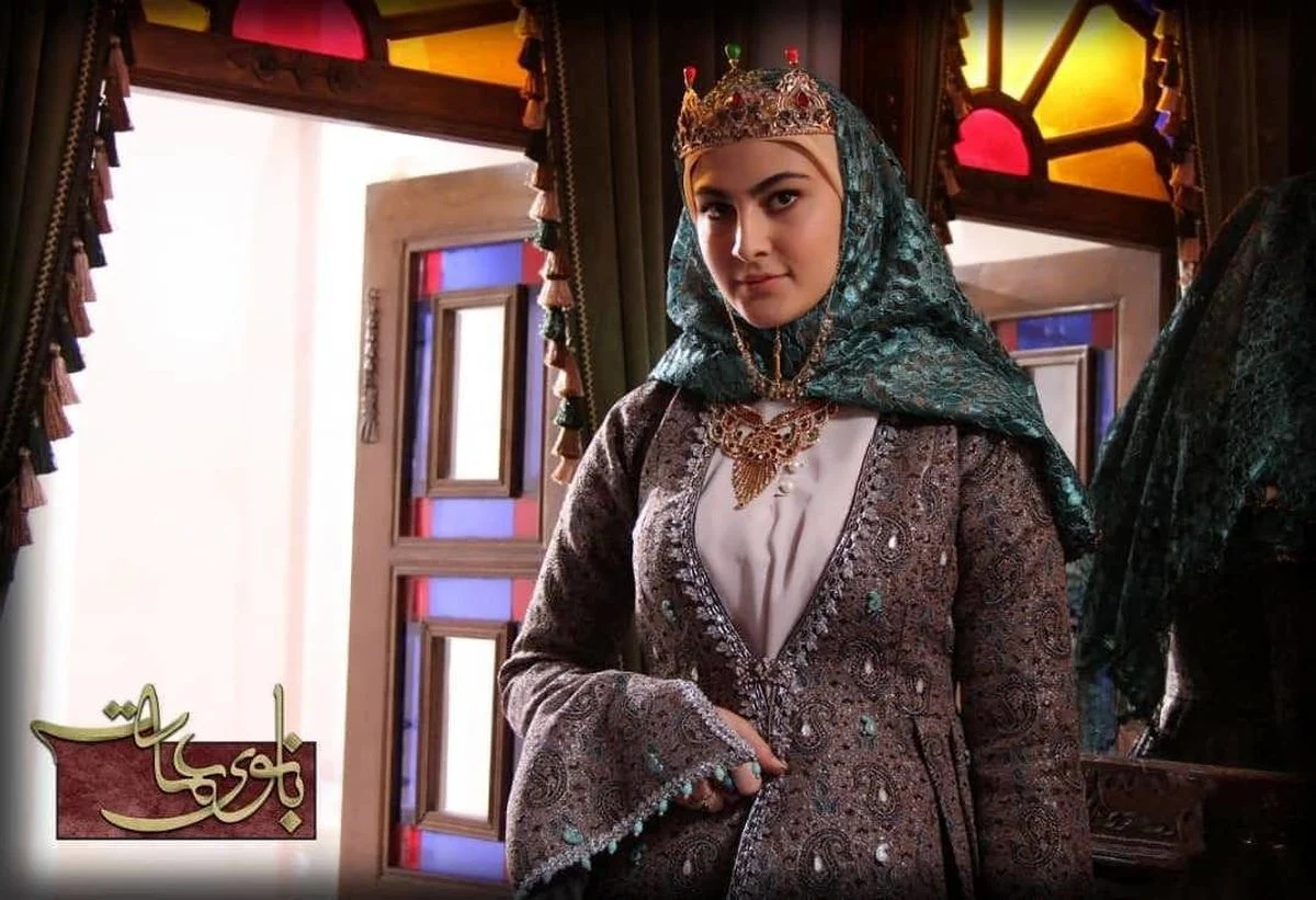 تاریخ چهره ها| تیپ زمستانی و متفاوت بازیگر بانوی عمارت آبان ۱۴۰۴
