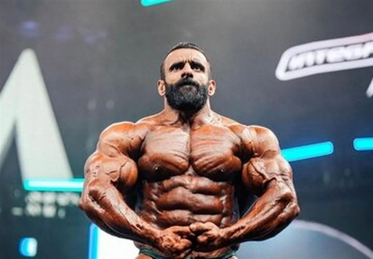 تاریخ چهره ها| تیپ متفاوت هادی چوپان با لباس محلی آبان ۱۴۰۴