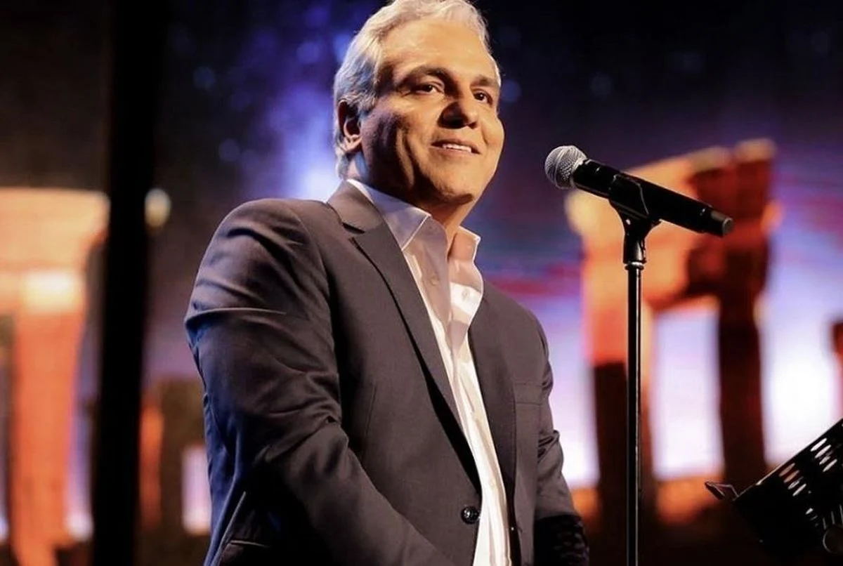 تاریخ چهره ها| استایل مهران مدیری در پشت صحنه کنسرت دبی آبان ۱۴۰۴