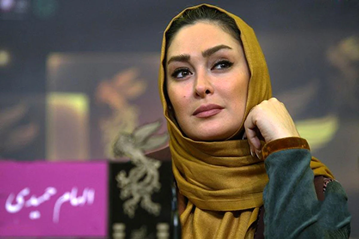 تاریخ چهره ها| استایل متفاوت الهام حمیدی با گلدانی در دست آبان ۱۴۰۴