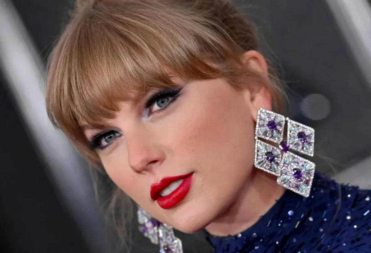 تاریخ و سفر در زمان | عکس ؛ راز زیبایی پوست تیلور سوئیفت فاش شد