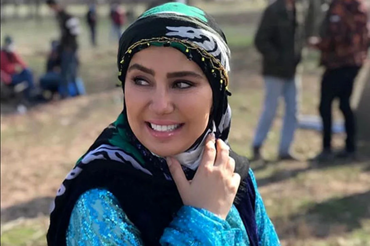 تاریخ و سفر در زمان | عکس ؛ استایل شیک مرجانِ «نون خ» در اکران یک فیلم