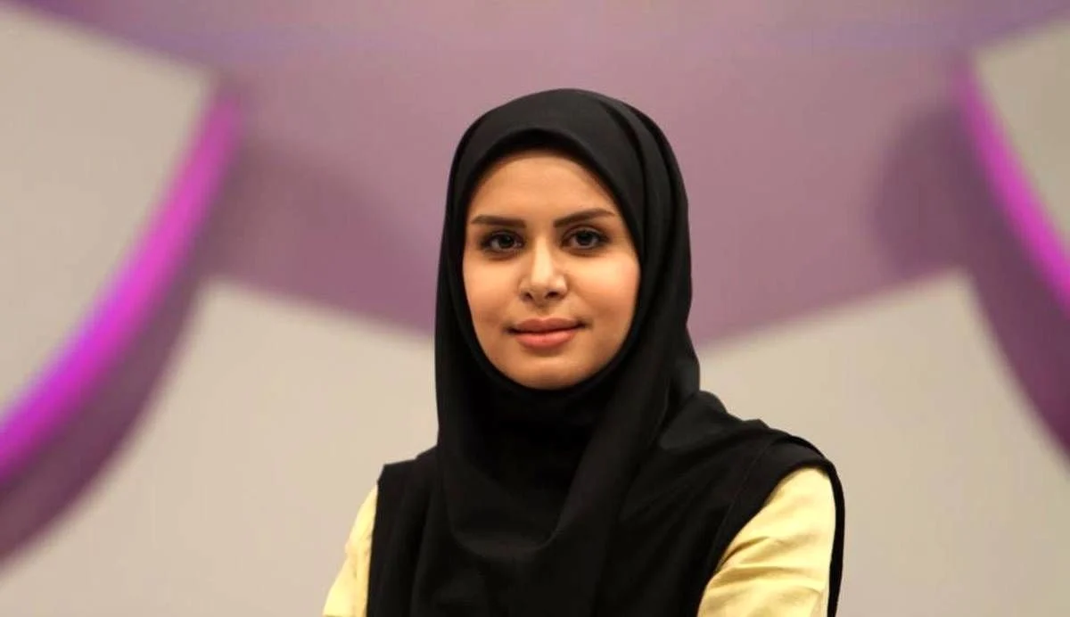 تاریخ و سفر در زمان | عکس ؛ ظاهر متفاوت خانم مجری خارج از قاب تلویزیون