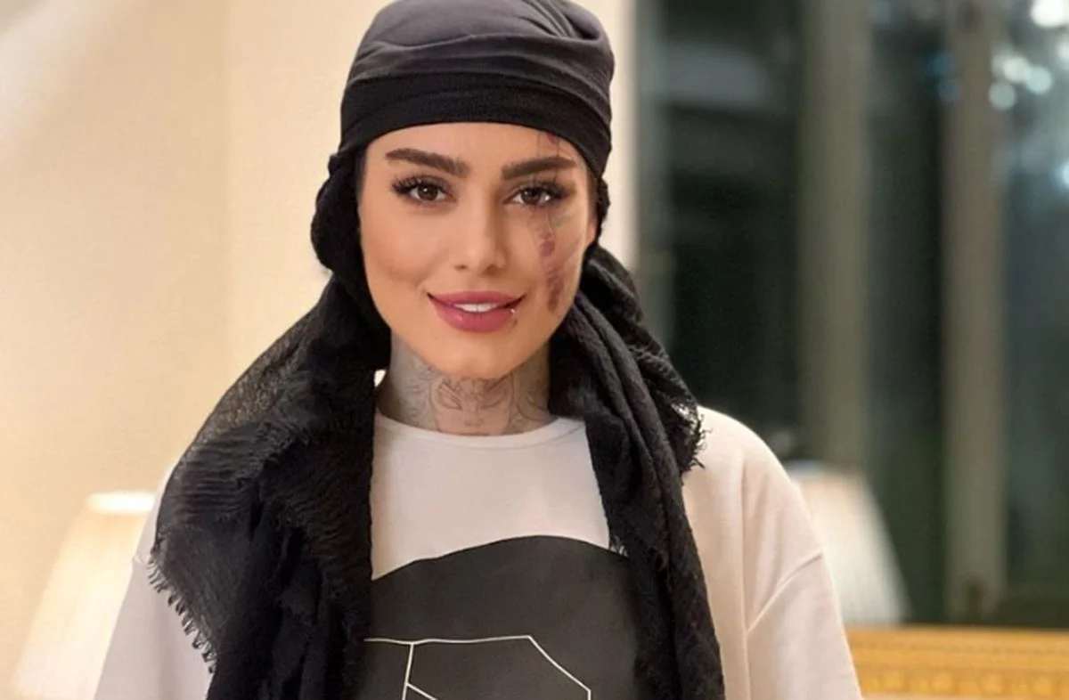 تاریخ و سفر در زمان | عکس ؛ تیپ و استایل متفاوت سحر قریشی در خیابان‌های دبی