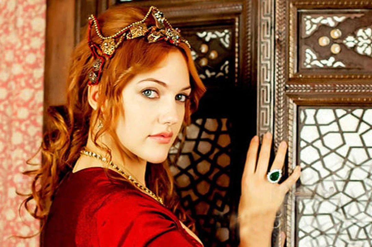 تاریخ و سفر در زمان | عکس ؛ شمایل جذاب بازیگر زیبای خرم سلطان در ۴۲ سالگی