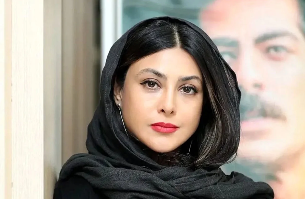 تاریخ و سفر در زمان | عکس ؛ آزاده صمدی با استایل بارداری روی فرش قرمز آمد!