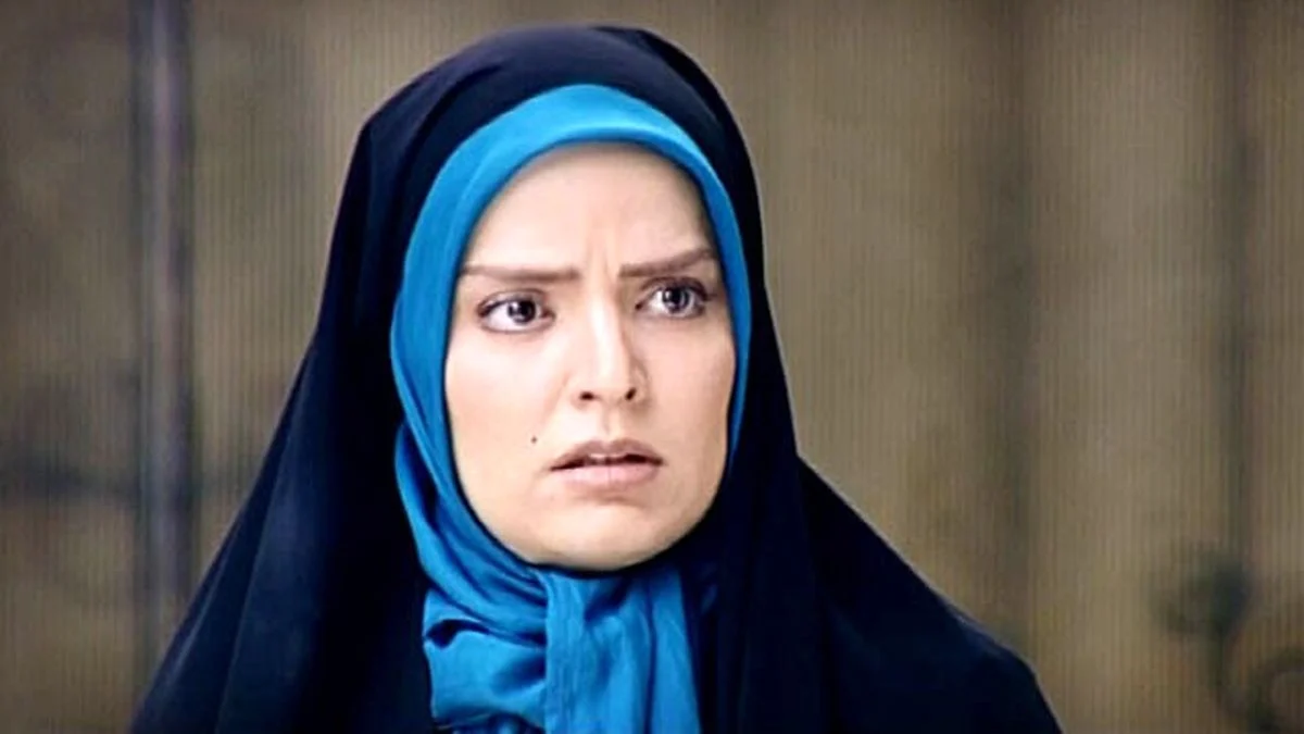 چهره روز | کافه گردی مرضیه آوای باران با استایل رنگارنگ