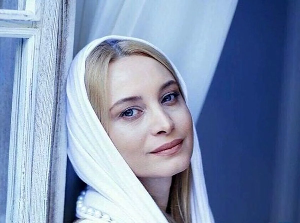 چهره روز | پوشش متفاوت و شیک مریم کاویانی در سفر به دبی