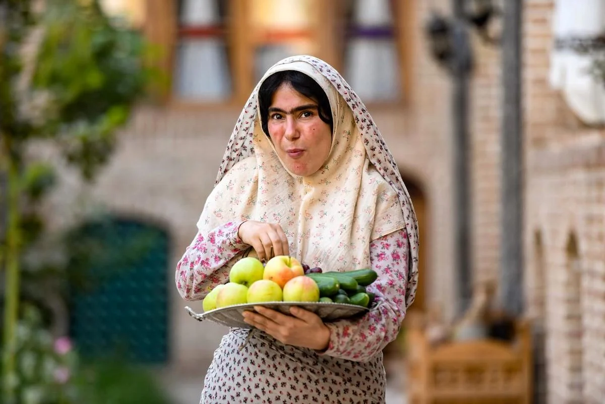 چهره روز | بازیگر بامداد خمار با یک تیپ یاسی جلب‌توجه کرد