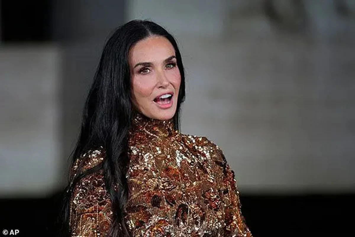 چهره روز | دمی مور با لباسی جنجالی در هفته مد میلان چهره روز | دمی مور با لباسی جنجالی در هفته مد میلان