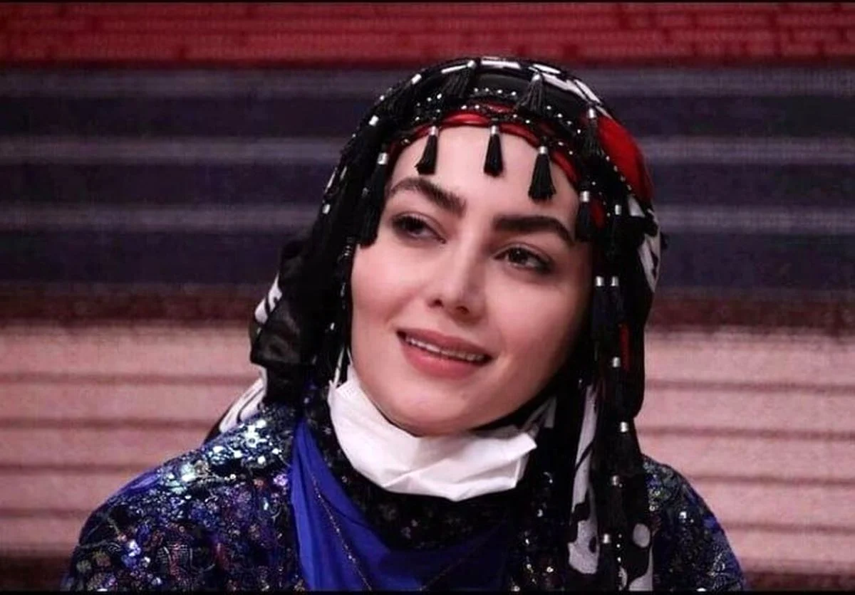 چهره روز | روژانِ «نون خ» با یک لباس مجلسی جلب‌توجه کرد