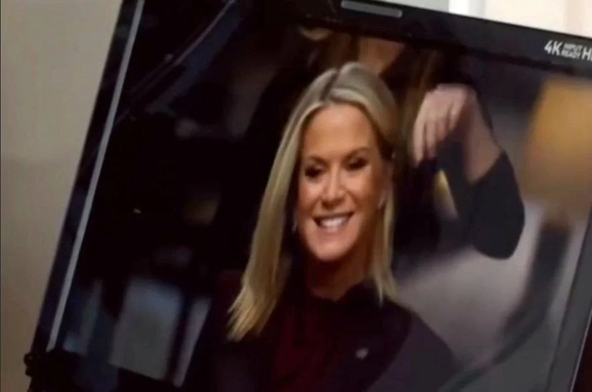 چهره روز | استایل پوشیده مجری فاکس نیوز در مصاحبه با پزشکیان