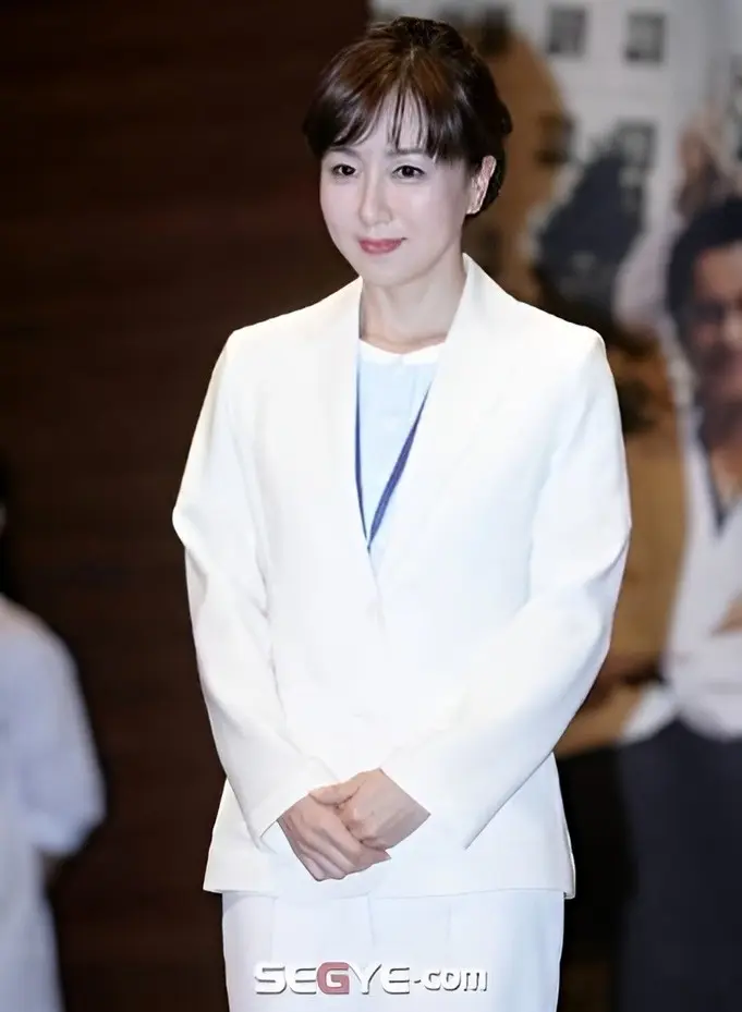 عکس در زمان| چهره طبیعی «بانو مین» سریال یانگوم در ۵۳ سالگی؛ همچنان جذاب و باوقار عکس در زمان| چهره طبیعی «بانو مین» سریال یانگوم در ۵۳ سالگی؛ همچنان جذاب و باوقار