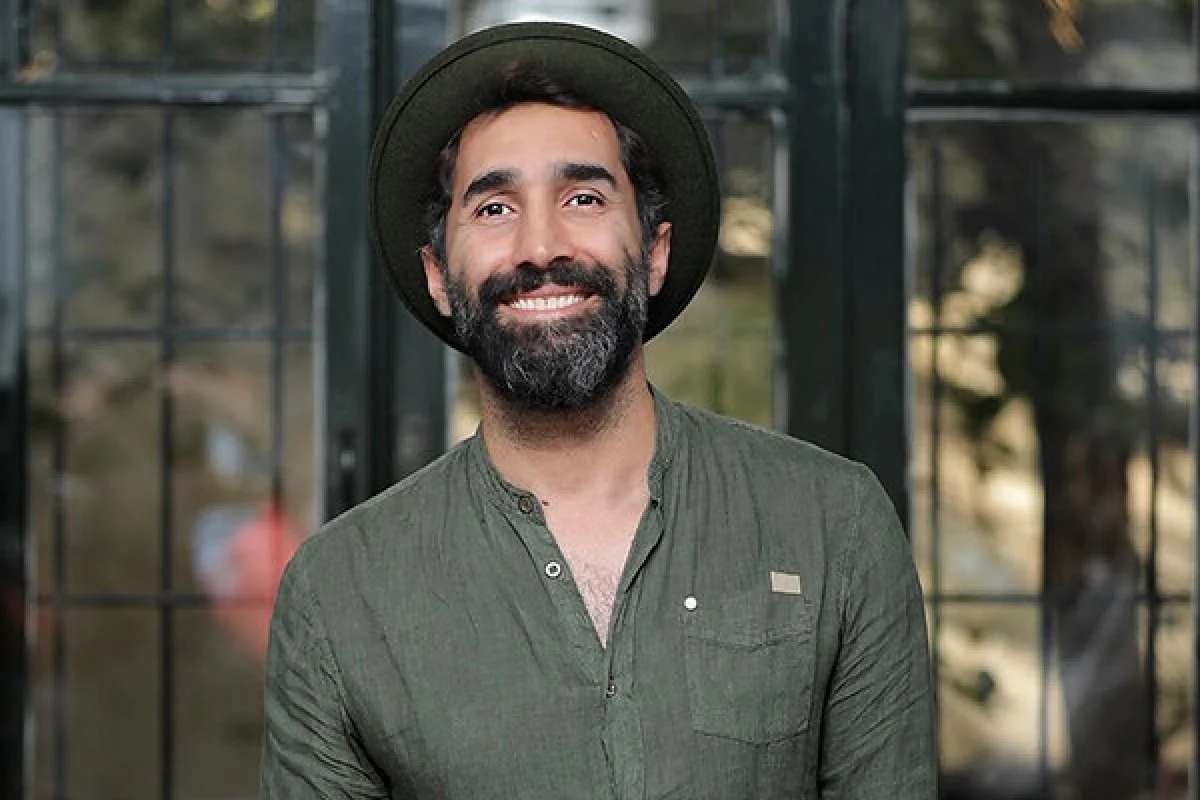 تصویر روز | تیپ متفاوت هادی کاظمی در اکران یک فیلم