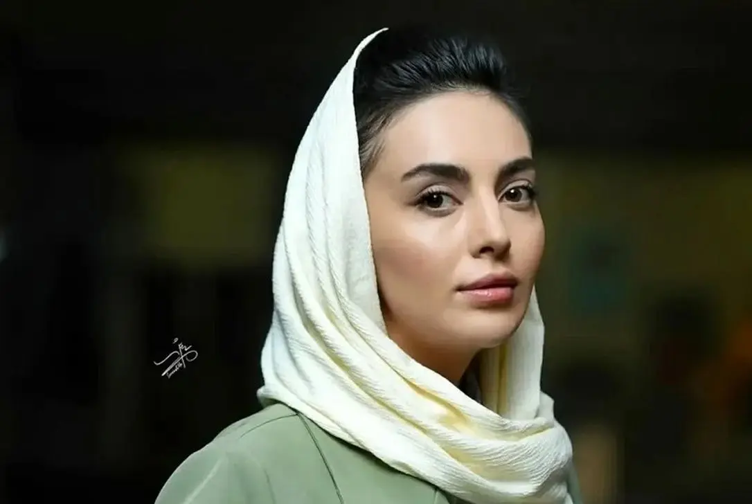 عکس در زمان|حضور «مهشید جوادی» با تیپ متفاوت روی صحنه تئاتر