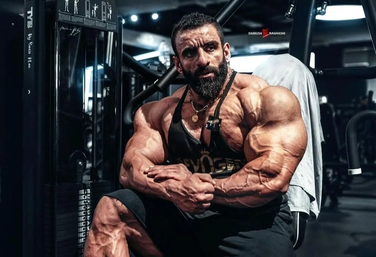 تصویر روز | تیپ متفاوت هادی چوپان با لباس محلی