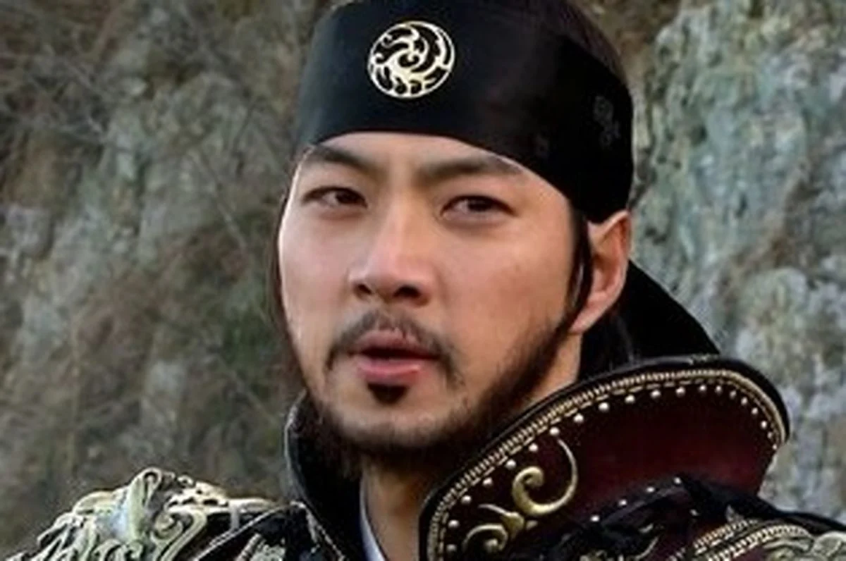 تصویر روز | چهره و استایل بازیگر نقش جومونگ در ۵۴ سالگی