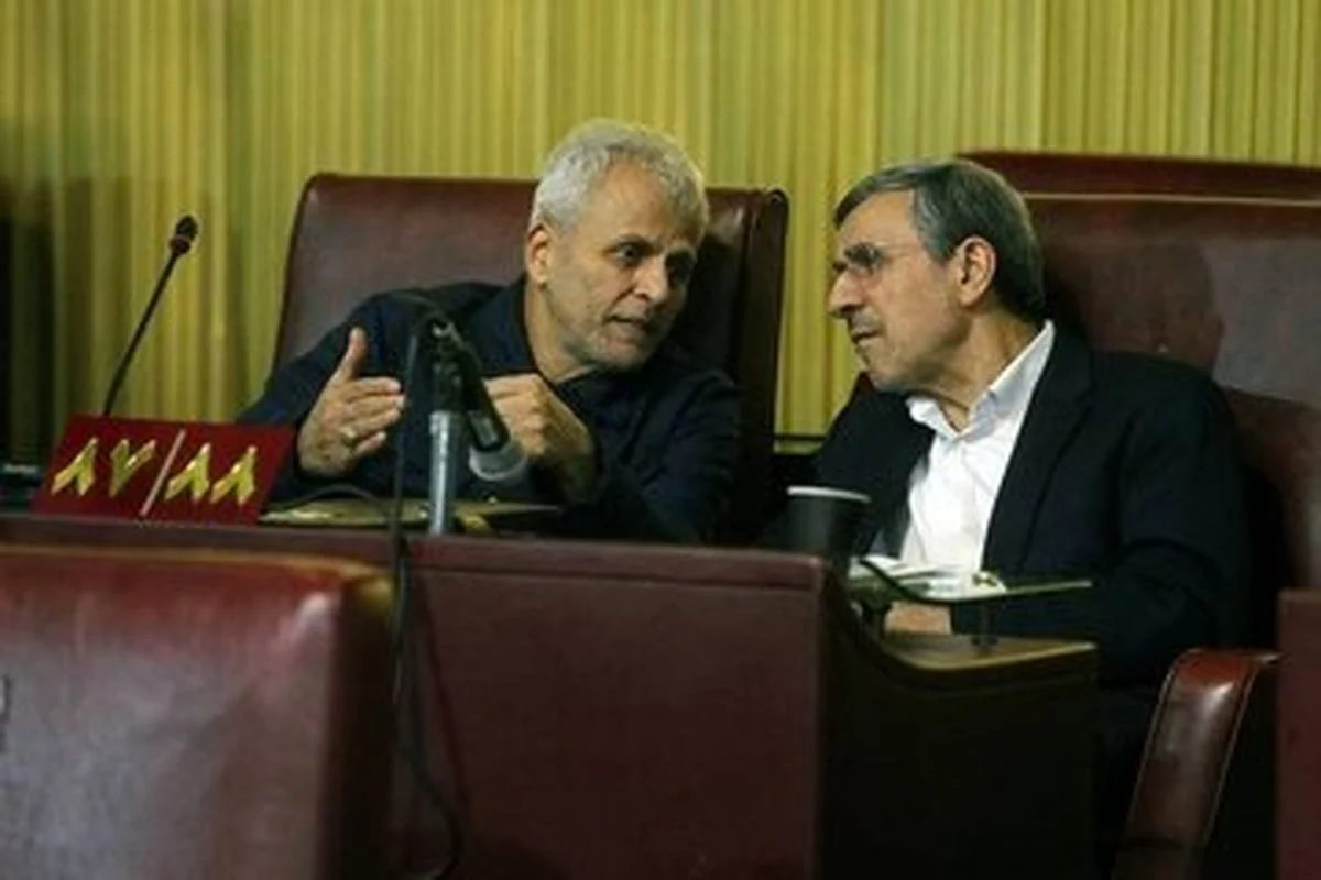 تصویر روز | تیپ متفاوت احمدی‌نژاد در جلسه مجمع تشخیص