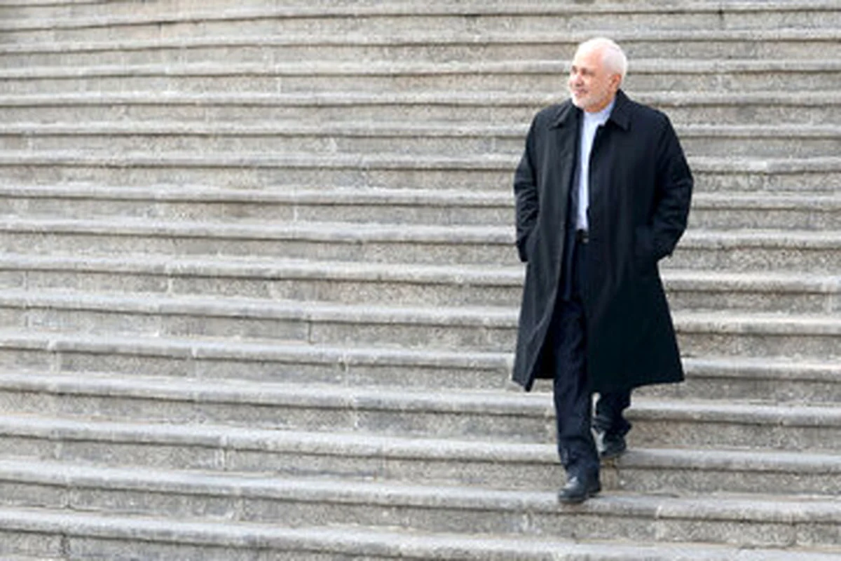 تصویر روز | تیپ متفاوت جواد ظریف در راهپیمایی امروزِ تهران