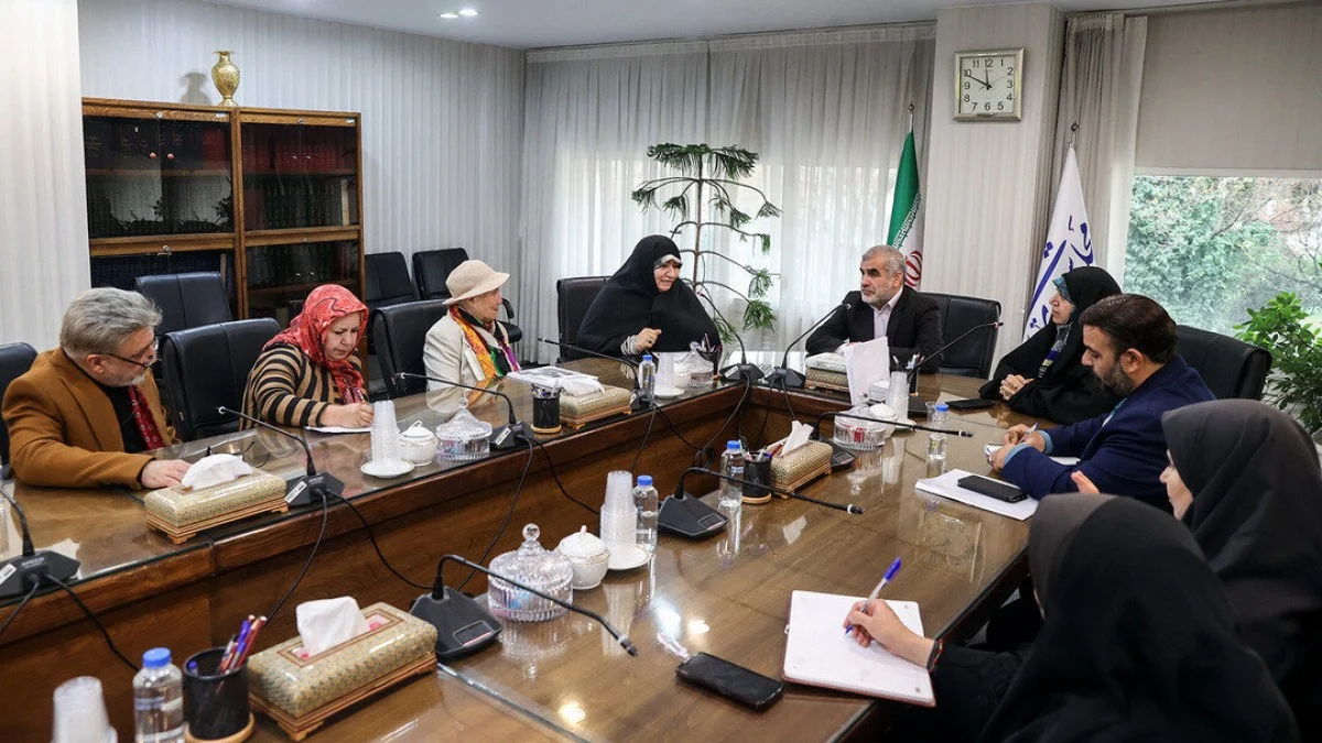 تصویر روز | تیپ متفاوت مهمانان خارجی مجلس جلب‌توجه کرد