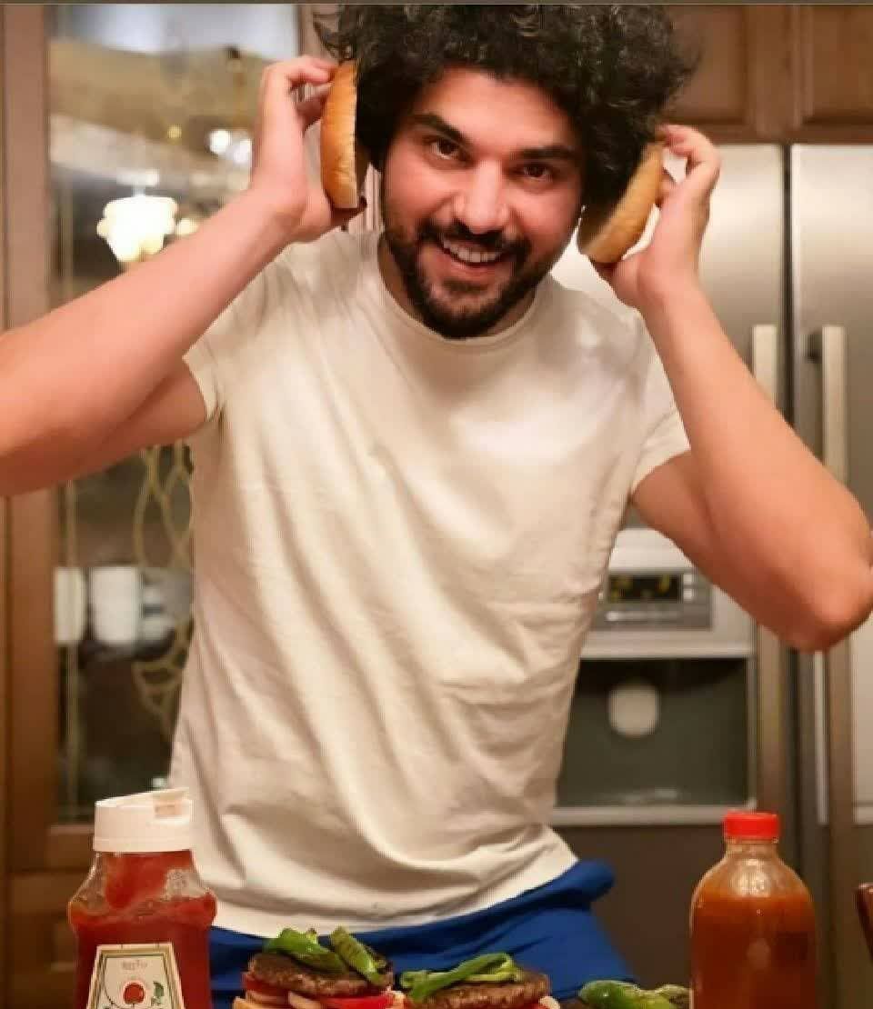 عکس در زمان|سینا مهراد در نقش تازه‌ای؛ وقتی جلوی دوربین نیست، دست به قابلمه می‌شود!