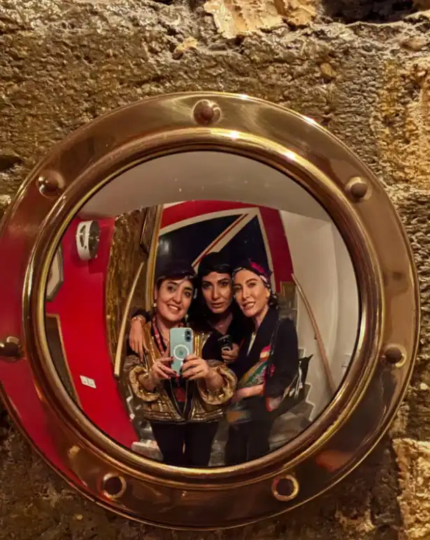 عکس در زمان|کافه‌گردی صمیمی نرگس محمدی و فریبا نادری