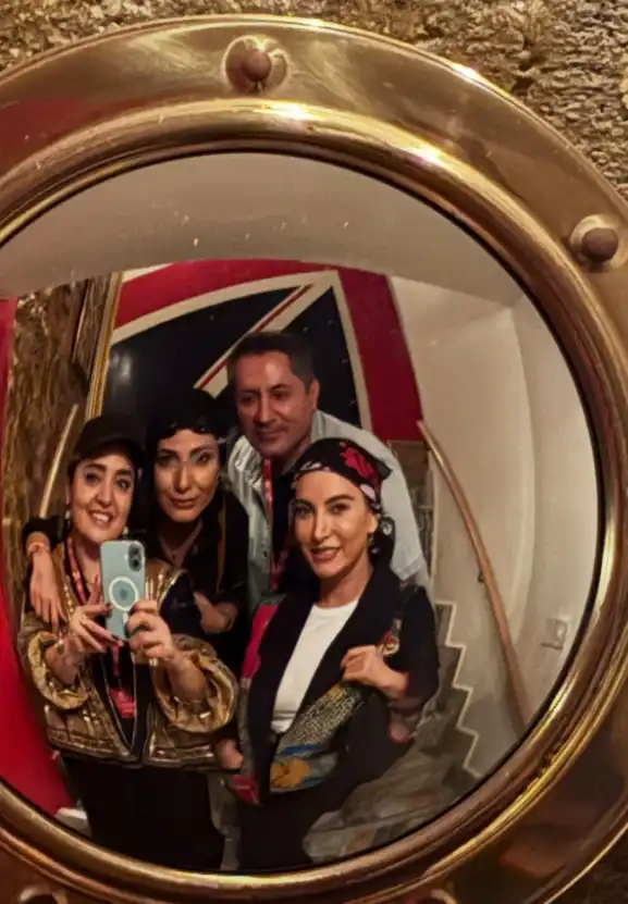 عکس در زمان|کافه‌گردی صمیمی نرگس محمدی و فریبا نادری