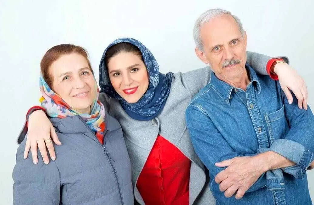 عکس در زمان|| سحر دولتشاهی در کنار پدر و مادر همسر سابقش همایون شجریان