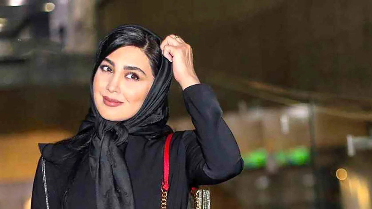 تصویر روز | تیپ متفاوت خانم بازیگر سریال فاصله‌ها در کیش