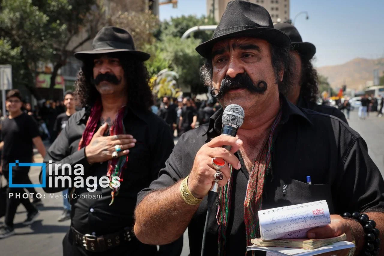 تصویر روز | تیپ متفاوت چند هموطن در عاشورا جلب‌توجه کرد