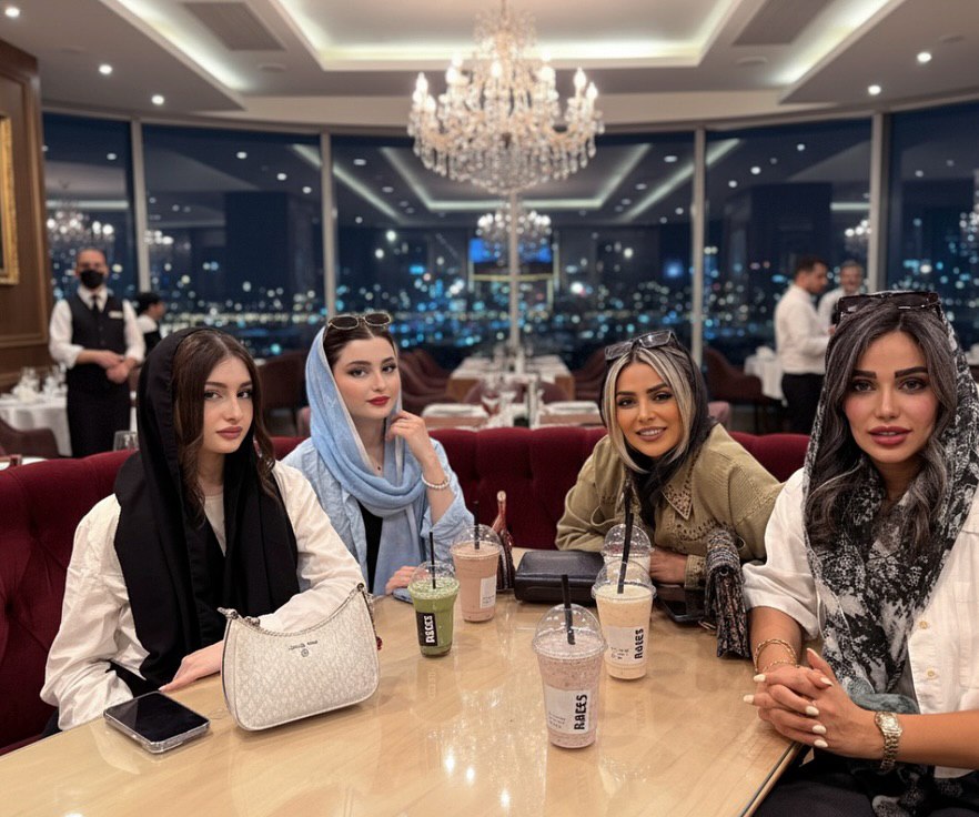 عکس در زمان|استایل هندی نازنین بیاتی و لحظات دوستانه سارا و نیکا عکس در زمان|استایل هندی نازنین بیاتی و لحظات دوستانه سارا و نیکا