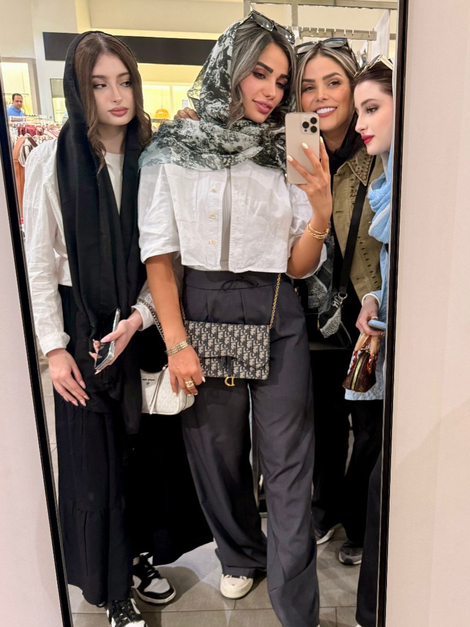 عکس در زمان|استایل هندی نازنین بیاتی و لحظات دوستانه سارا و نیکا عکس در زمان|استایل هندی نازنین بیاتی و لحظات دوستانه سارا و نیکا